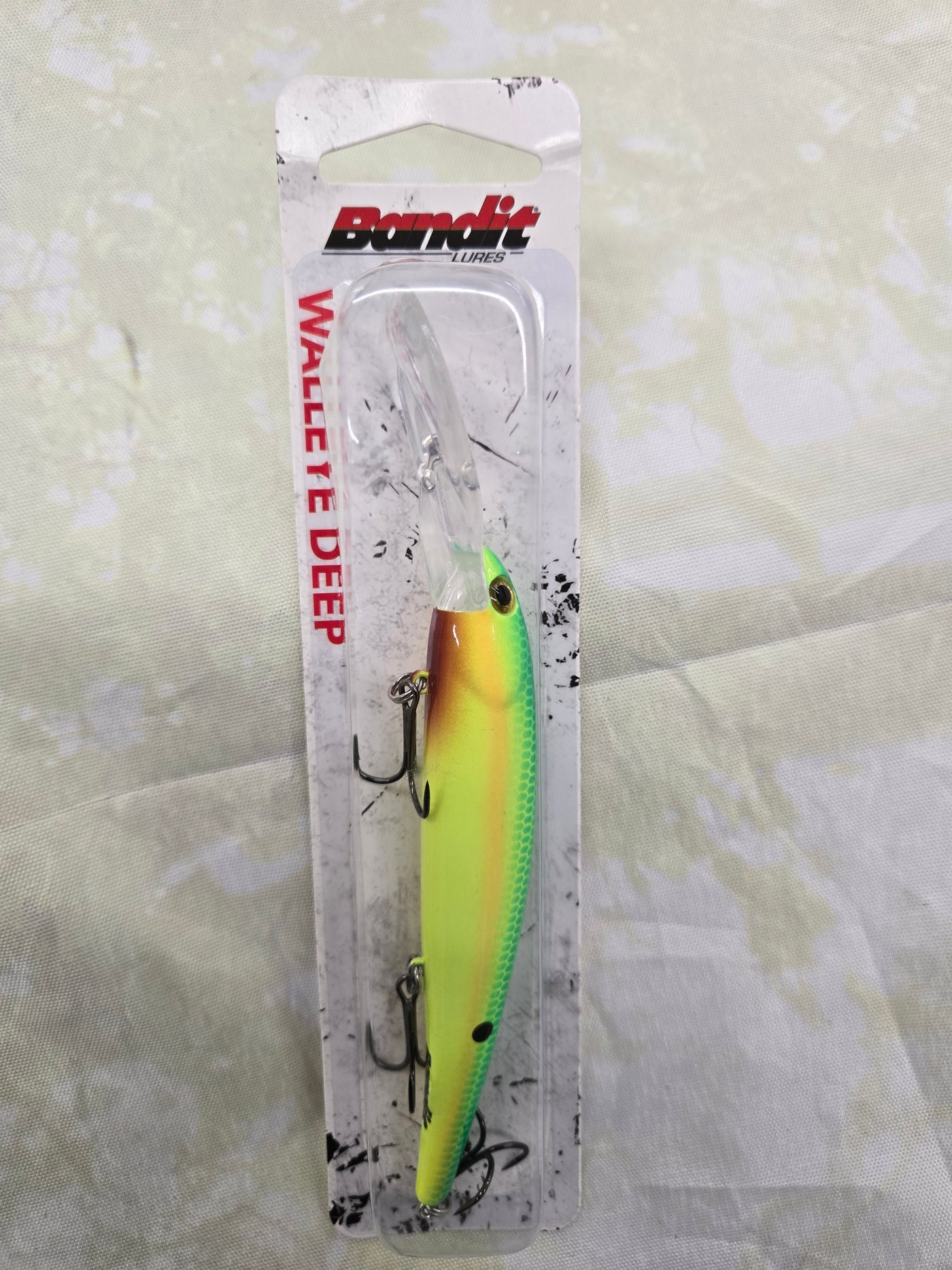 bandit fishing lure Walleye Shad Tackle World coat gloss paint jobs so you can aggressively bounce and deflect them off rocks Bandit B Shad Chrome Blue